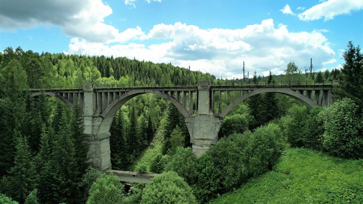 Все семь красноуфимских виадуков можно осмотреть в рамках однодневной поездки. Ближайшие города — Пермь и Екатеринбург, они равноудалены от виадуков где-то на 200 километров. На фото виадук Чёрная речка. Фото: Антон Смехнов / Яндекс Карты