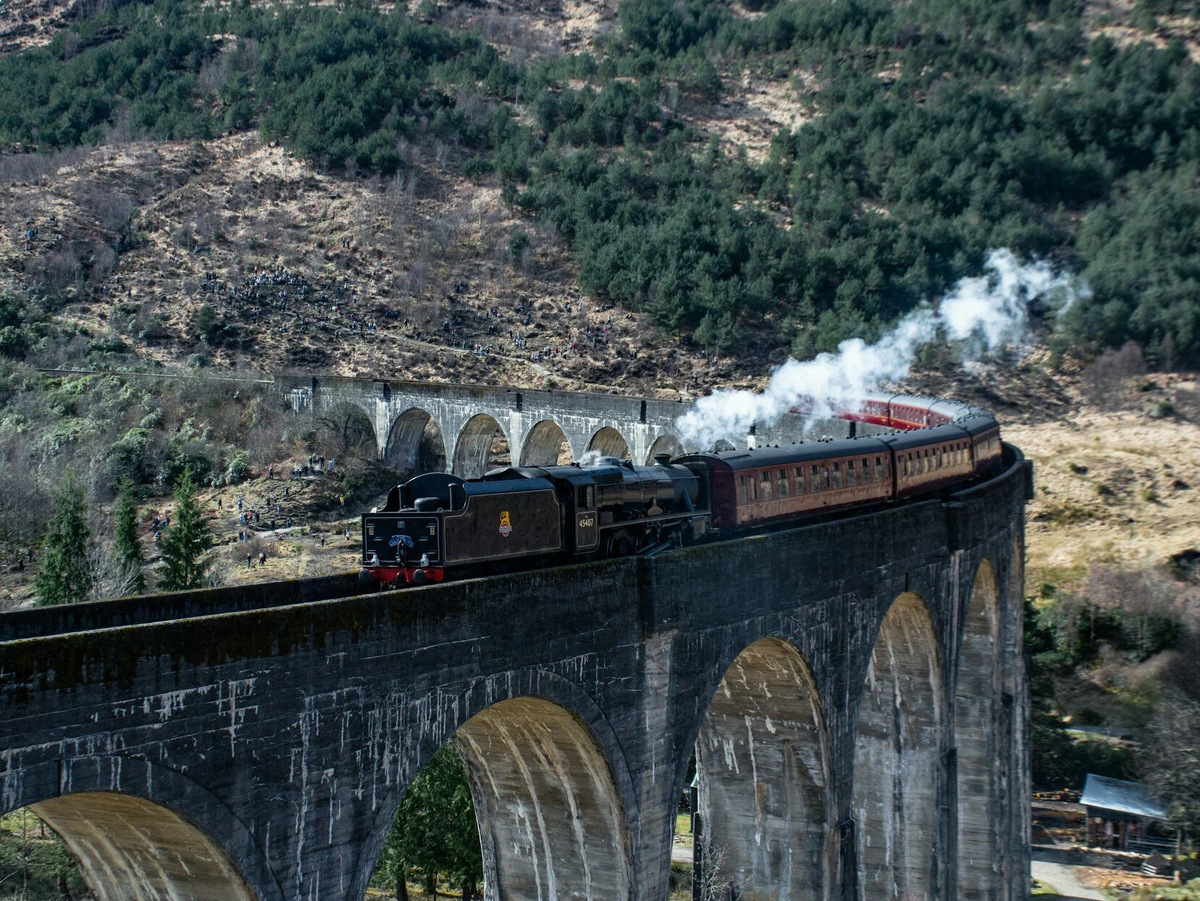 «Мост Гарри Поттера». Гленфиннан — самый длинный бетонный виадук Шотландии. Фото: QZheng W / Unsplash 