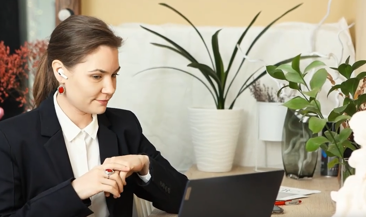 Девушка в офисе. Комплект украшений с крупной вставкой из красного иск. коралла. Коды товаров: 1211156 серьги и 1486570 кольцо. Серебрянаяптица.рф 