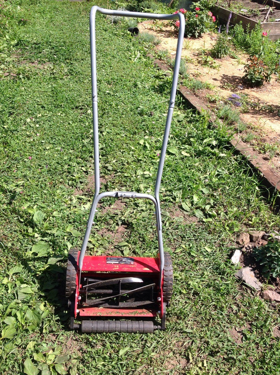 Наша механическая газонокосилка. 