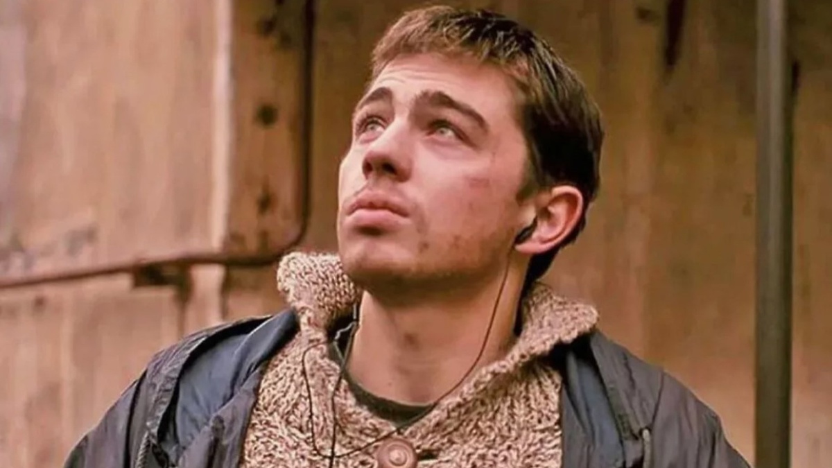 "— Свалить хотел? Нас тут чуть не завалили! — Хотел бы свалить, свалил бы." Фото: kinoafisha.info