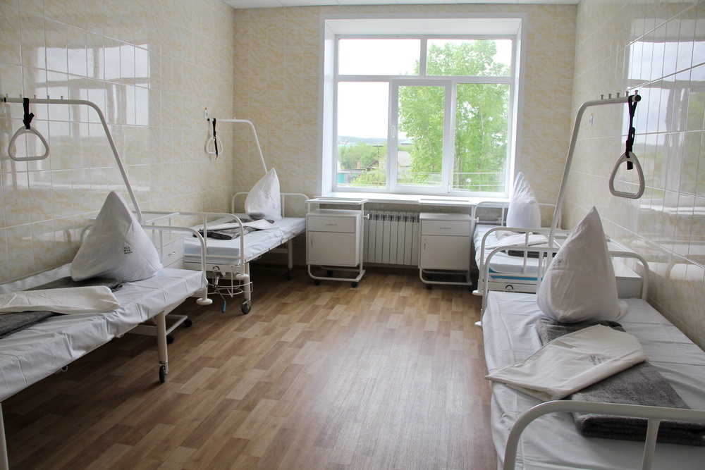 Палата, очень похожая на ту нашу (расположение кроватей, тумбочек - все было так же). Наши кровати были справа (мамина ближе к окну, моя на переднем плане) 