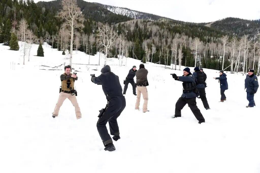 Особенности метсного законодательства - охранна нефтянх магнатов угрожает оружием местной полиции и кричит, что им здесь не место и только агент ФБР кричит, что она единственная здесь - закон и порядок. Бардак! Юридический бардак США,