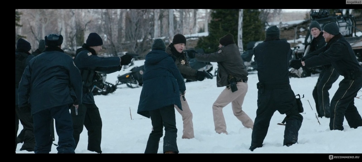 Особенности метсного законодательства - охранна нефтянх магнатов угрожает оружием местной полиции и кричит, что им здесь не место и только агент ФБР кричит, что она единственная здесь - закон и порядок. Бардак! Юридический бардак США,