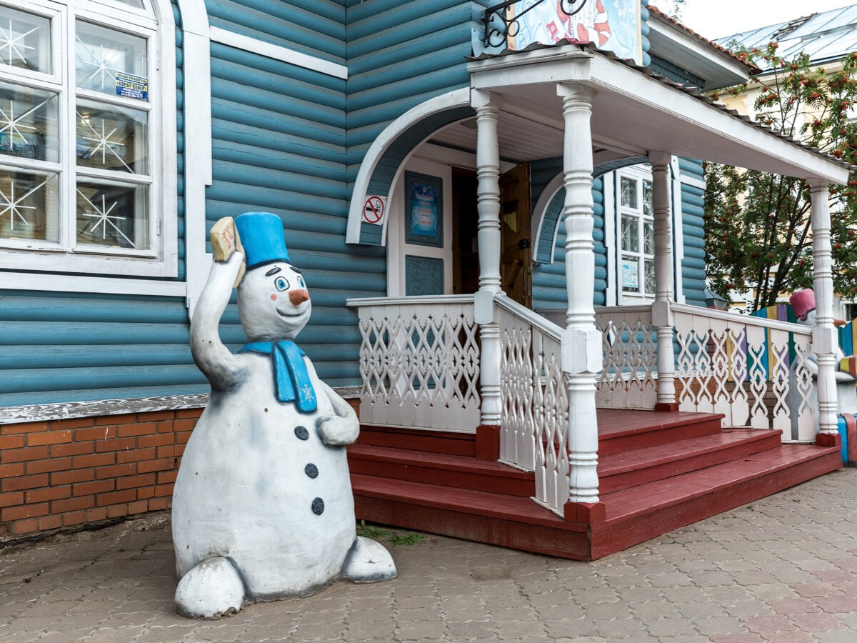Заметить сказочную почту можно по нарядным ориентирам — резному крыльцу и фигурам снеговиков