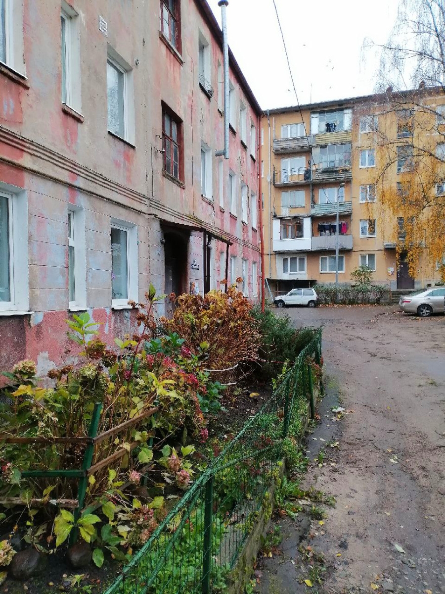Старинный немецкий дом на фоне дома Советского периода