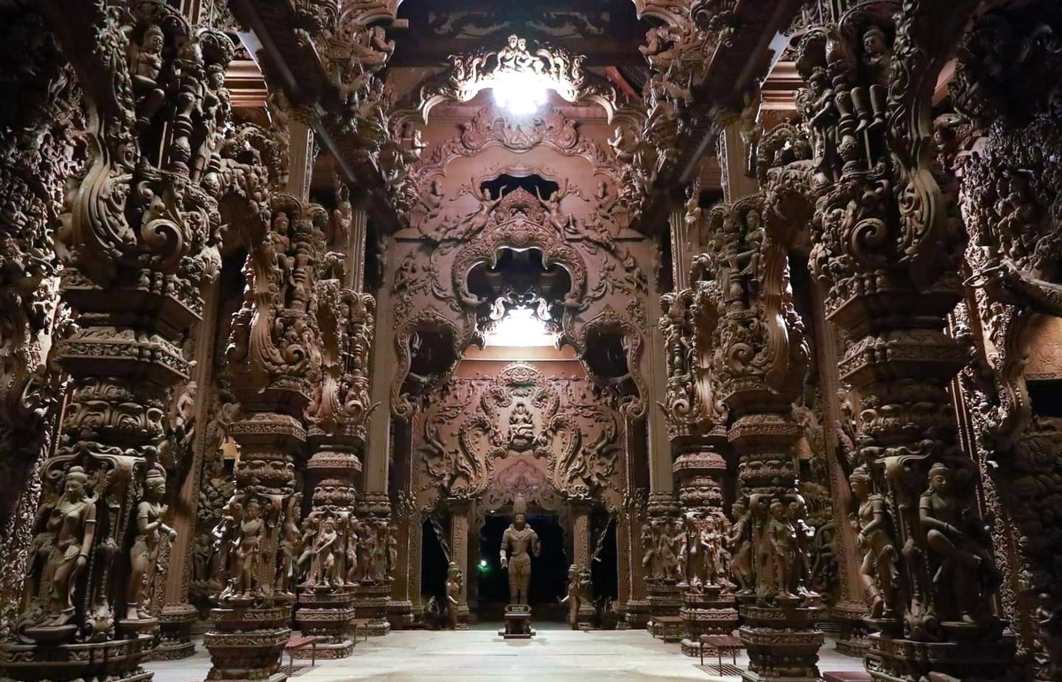 Выделите на посещение побольше времени, чтобы неспеша рассматривать удивительное убранство храма