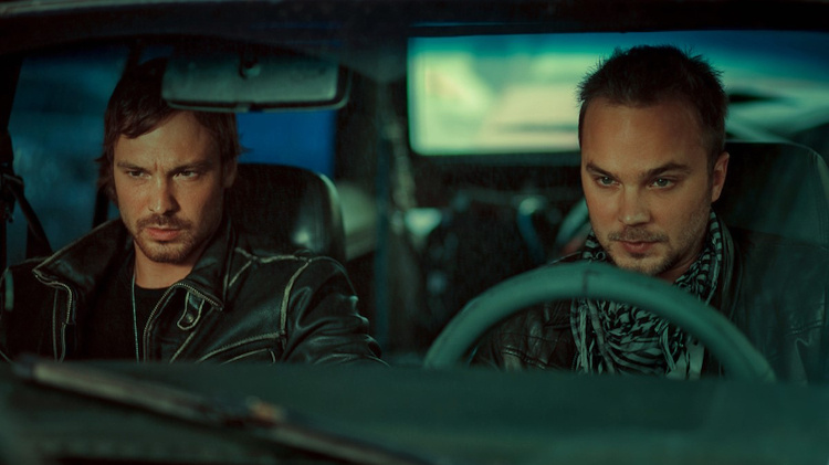    Братья Андрей (справа) и Алексей Чадовы. Кадр из фильма «Slove. Прямо в сердце», (2011)