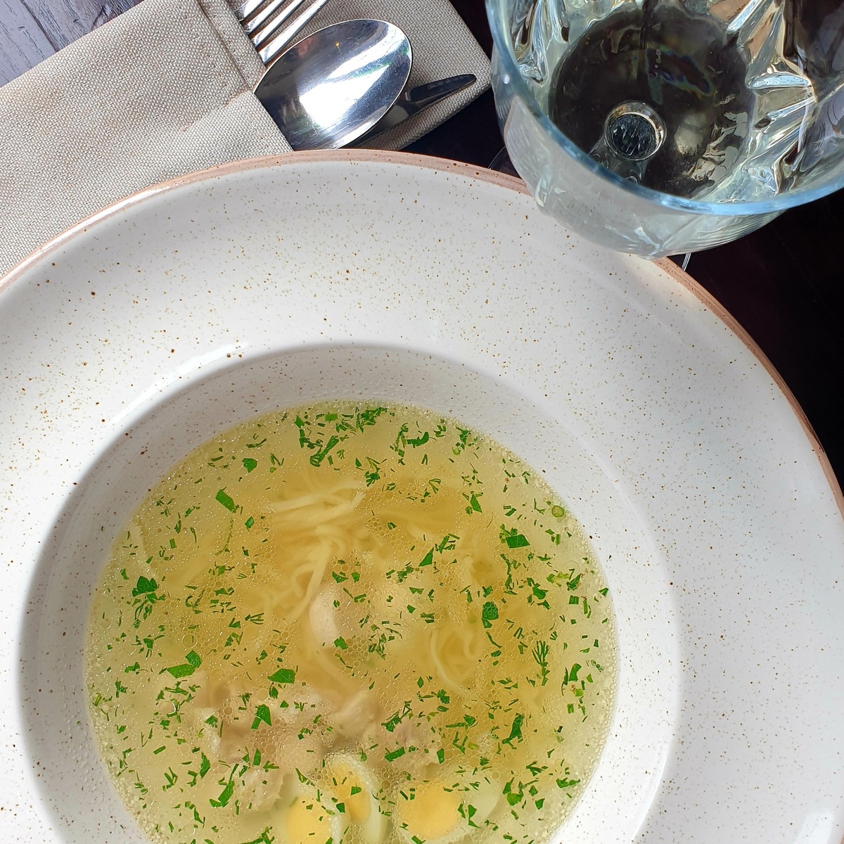 Куриный бульон с домашней лапшой и перепелиными яйцами