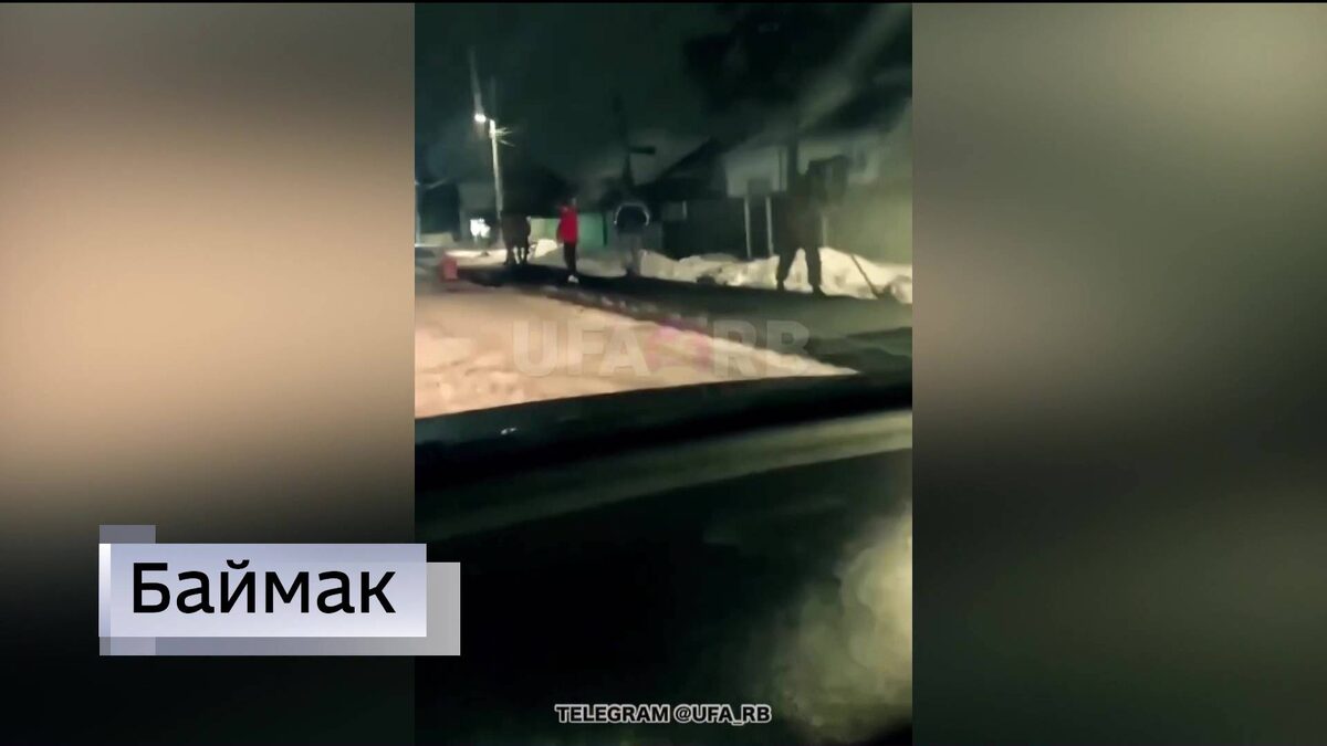    В башкирском городе Баймак рабочие укладывали асфальт в снег и мороз