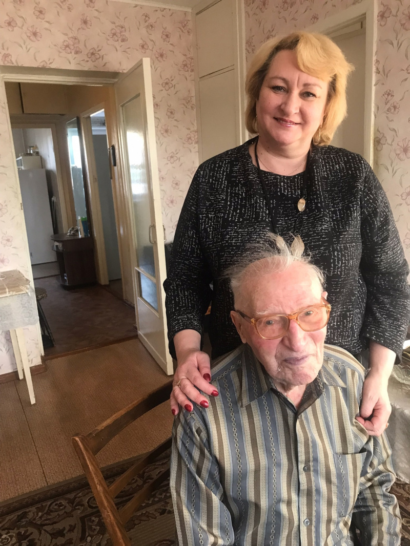    Соцработник в Карелии обняла 102-летнего врача, чтобы перенять долголетиеНаталья Редькина