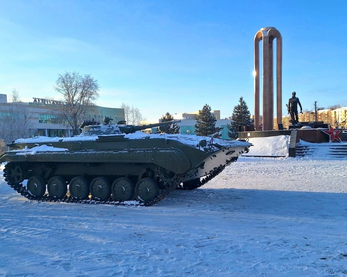    В Нефтеюганске у памятника «Верным сынам Отечества» установили БМП