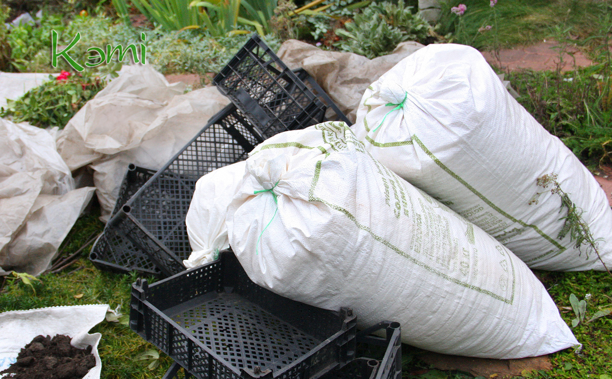 Творческий беспорядок в саду. Всё что нужно для укрытия роз. Опилки, целлофан, ящики.