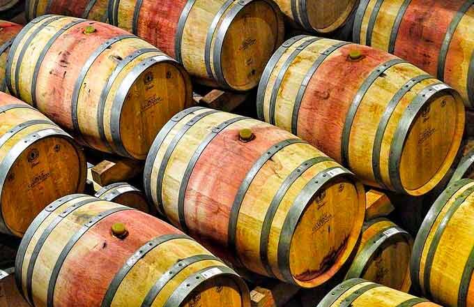 Исторически вино хранили и выдерживали в дубовых бочках. 