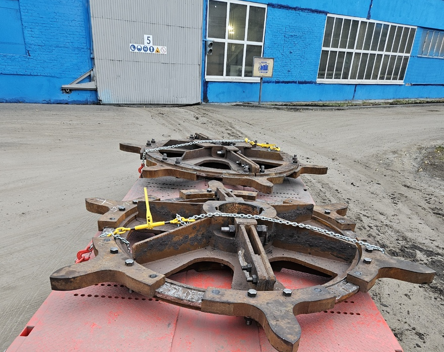 Фото читателя. "Сергей Воронин". Куда везут? Что везут? Мы не знаем. Попробуем погадать на кофейной гуще.