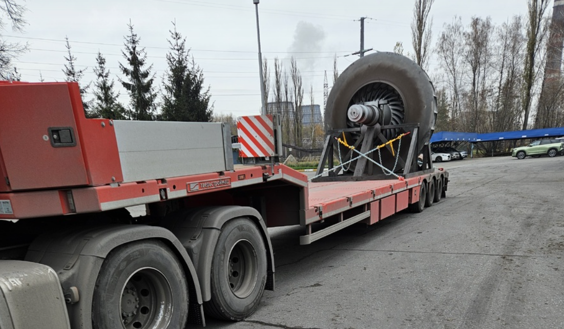 Фото читателя "Сергей Воронин". Здесь решили превратить обыкновенный трал, в "аэротрал", с турбо двигателем. Может полететь, только низко, низко. Как тот крокодил у прапорщика.