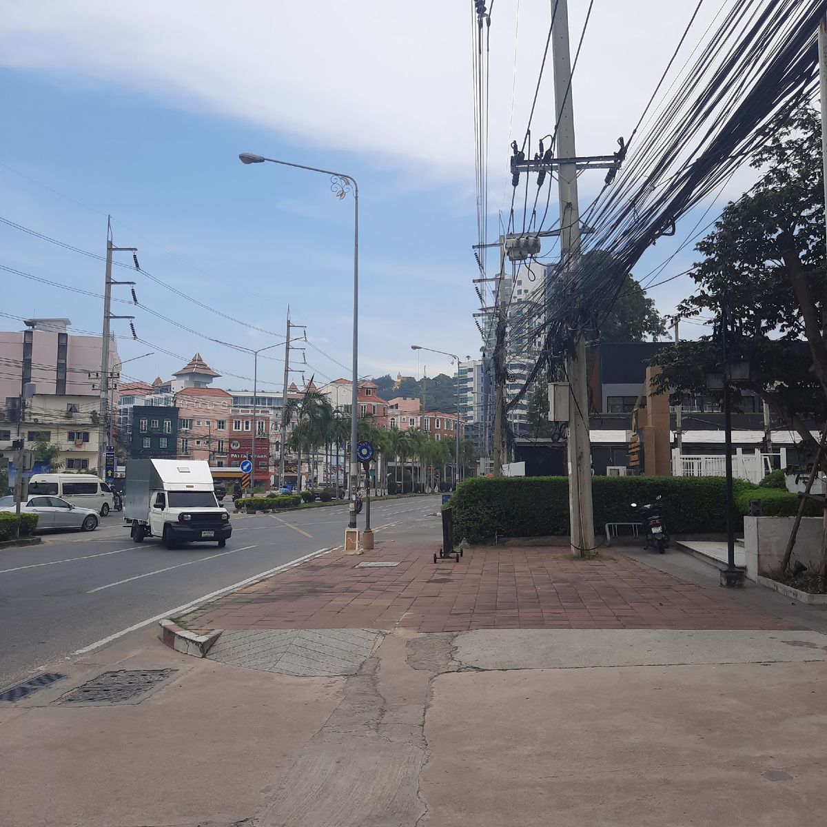 Где-то вдали уже виднеется золотая голова Будды