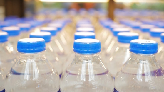    Нелегальные продажи воды в бутылках в России упали в 17 раз Роман Захаров