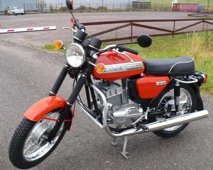 Именно эта модель крепко запала многим в самое сердце. Даже сегодня ЯВА выглядит прекрасно и очень гармонично. А звук ее-не перепутать! 