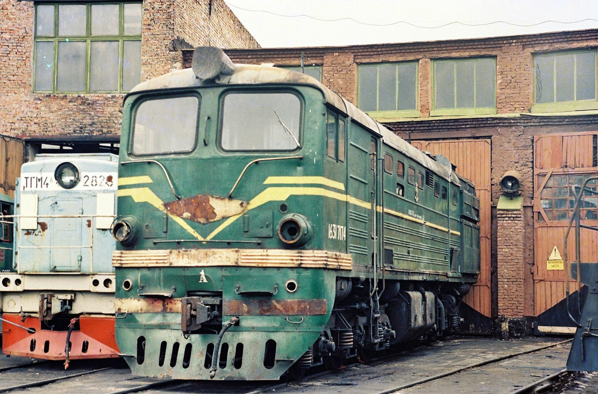 В депо Пенза. конец 90-х. Автор Пакаркин. Паровоз ИС.