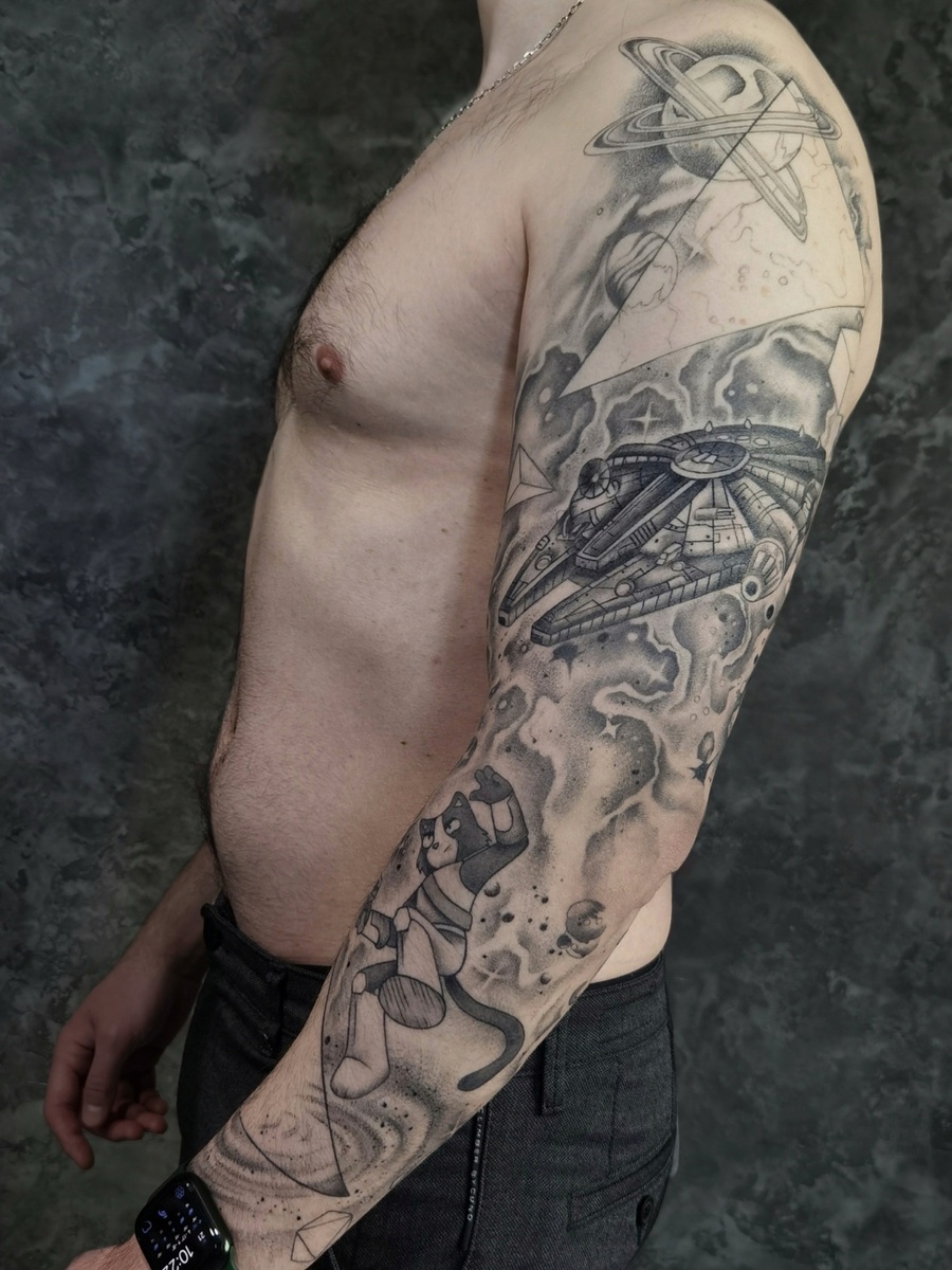 Тату рукав в процессе работы: без цветных участков 