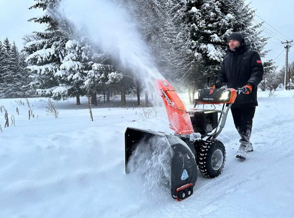 На фото снегоуборщик YARD FOX PRO 7654E 