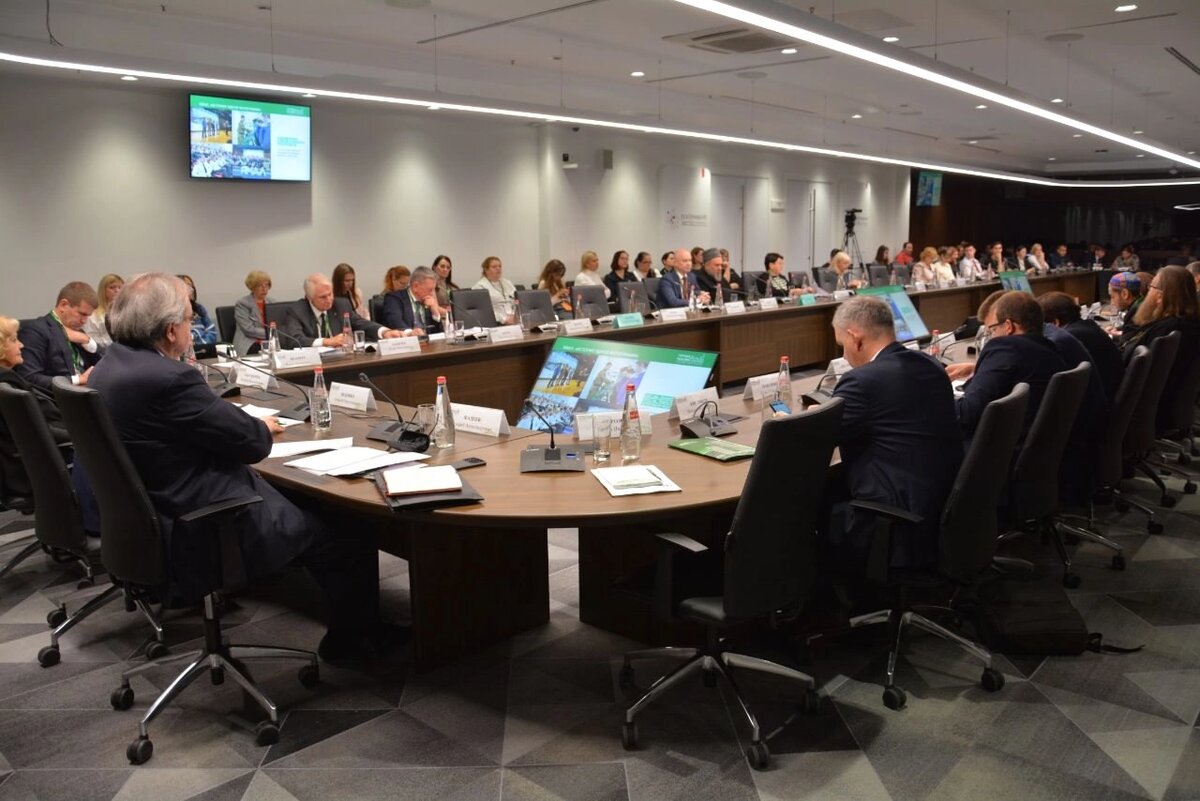 Сегодня в городе Екатеринбурге на форуме «Города России» сессия на тему «Об организации на региональном и местном уровне работы по сохранению и развитию традиционных российских духовно-нравственных ценностей» проходит. Источник: Свердловский Уполномоченный по правам человека, пресс-служба.