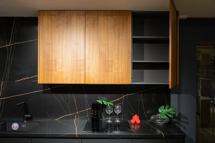 Корпус — это то, что у кухни внутри. Полки — тоже часть корпуса. Кухня ФЕНИКС-МОДЕНА, фото в салоне (СПб, Московский пр., д. 79)