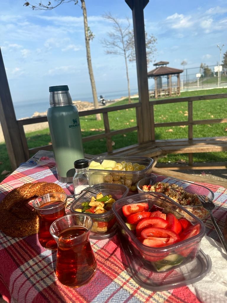 Завтрак выходного дня в парке, конечно же с чаем и не в одноразовом стаканчике) а в бардачке