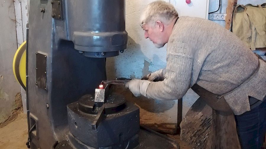 Вадим в кузнице