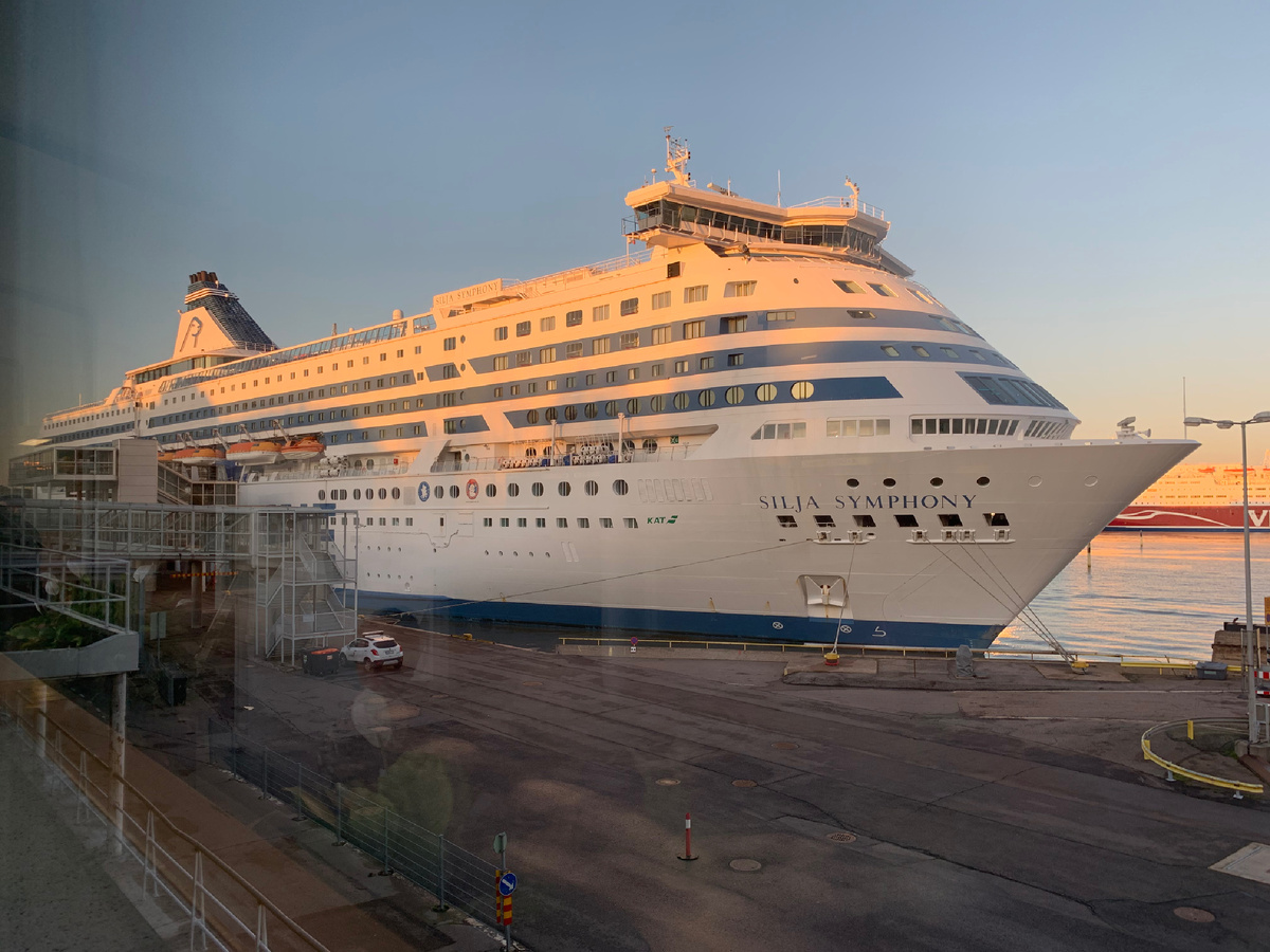 Паром Silja Symphony в паромном терминале Олимпия в Хельсинки. 