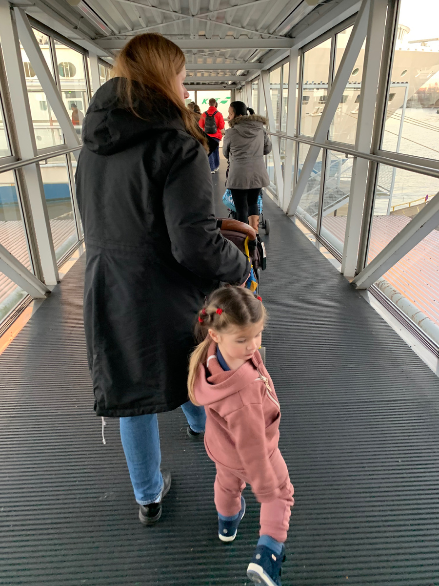 Идем по трапу на корабль 