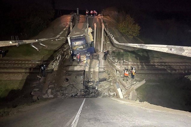    Водитель перегруженной фуры сорвал стратегические перевозки из Крыма на Южный фронт СВО