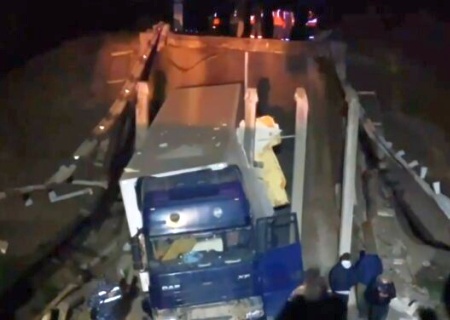    Водитель перегруженной фуры сорвал стратегические перевозки из Крыма на Южный фронт СВО