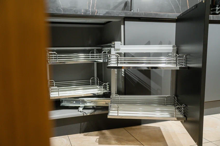 Кухня ФЕНИКС с волшебным уголком Kessebohmer (Германия). Фото в салоне (СПб, Московский пр., д. 79)