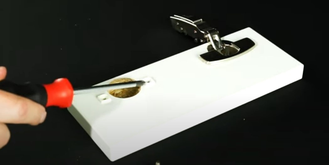 Установка петель на запрессовочные муфты. Источник: официальный Youtube-канал Hettich