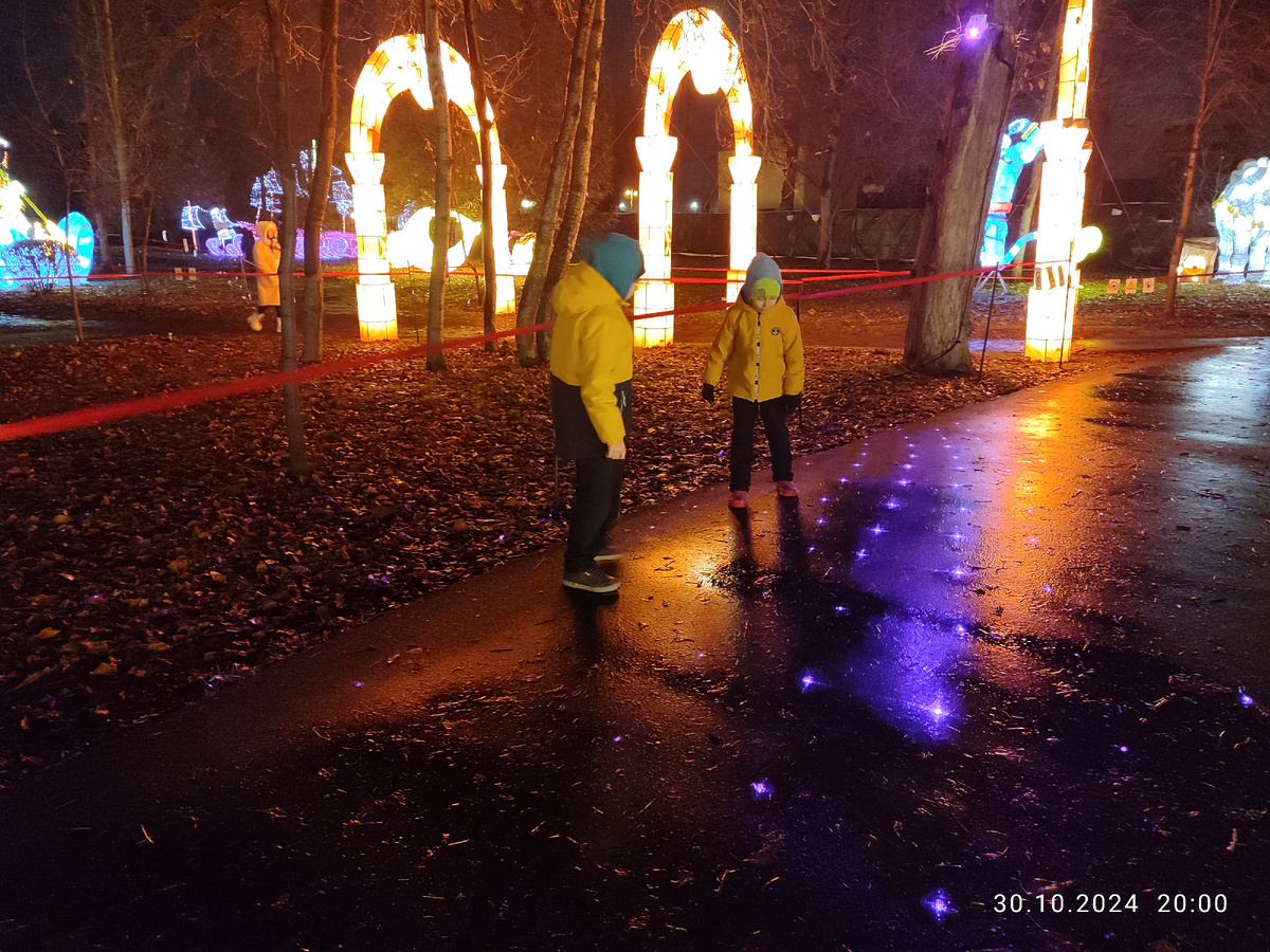 Паша и Вадим бегают за точками на асфальте