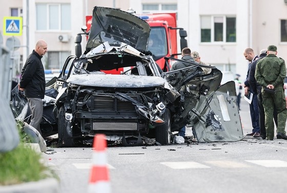    Севастополь. Сотрудники экстренных служб у взорвавшегося автомобиля на улице Тараса Шевченко