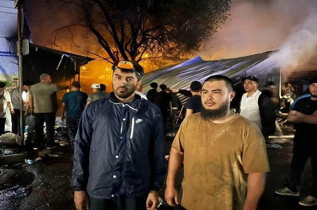    Рамин Агаев во время крупного пожара на рынке Большие Исады в Астрахани.