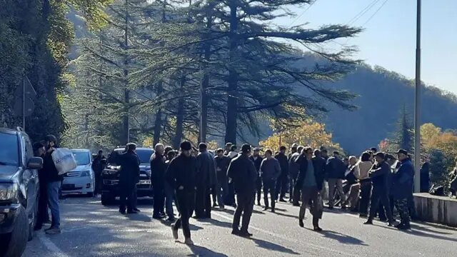 Подпись к фото,Задержание оппозиционеров, отправившихся послушать граждан, недовольных предлагаемым соглашением об инвестициях, привело к перекрытиям дорог, ведущих в СухумиАвтор фото,TASS