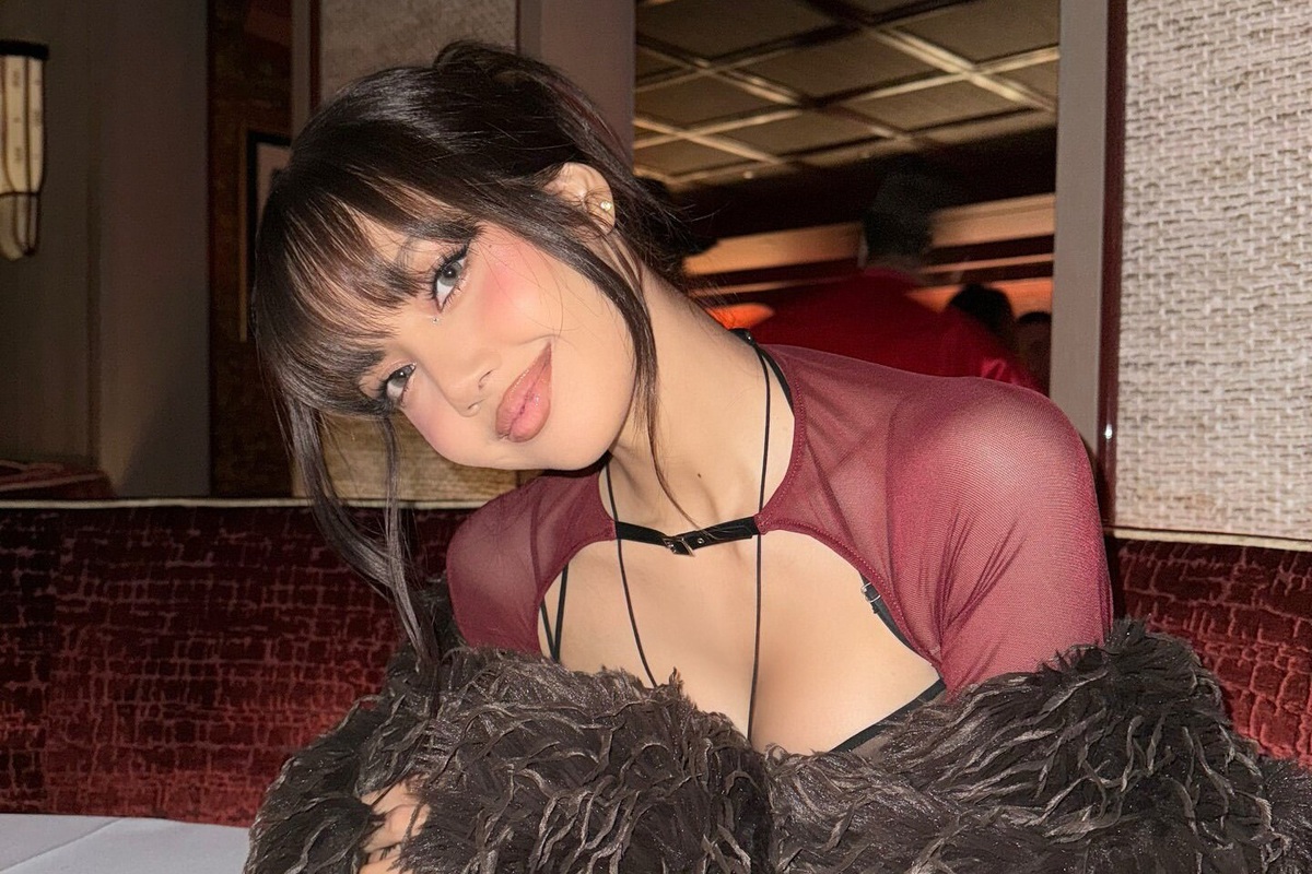     Слишком откровенно: Лиса из BLACKPINK переборщила с нарядом на фан-встрече в Сингапуре?