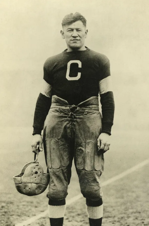 Джим Торп в снаряжении Canton Bulldogs сфотографирован примерно в 1917 году. Источник: Викисклад // Общественное достояние