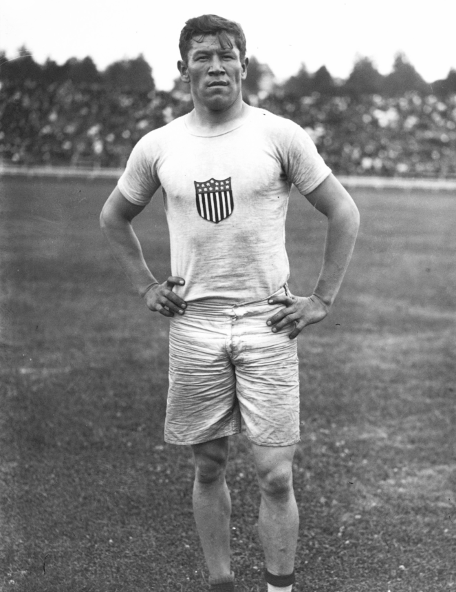 Джим Торп изображен на летних Олимпийских играх 1912 года в Стокгольме, Швеция. Предоставлено: Викисклад // Общественное достояние