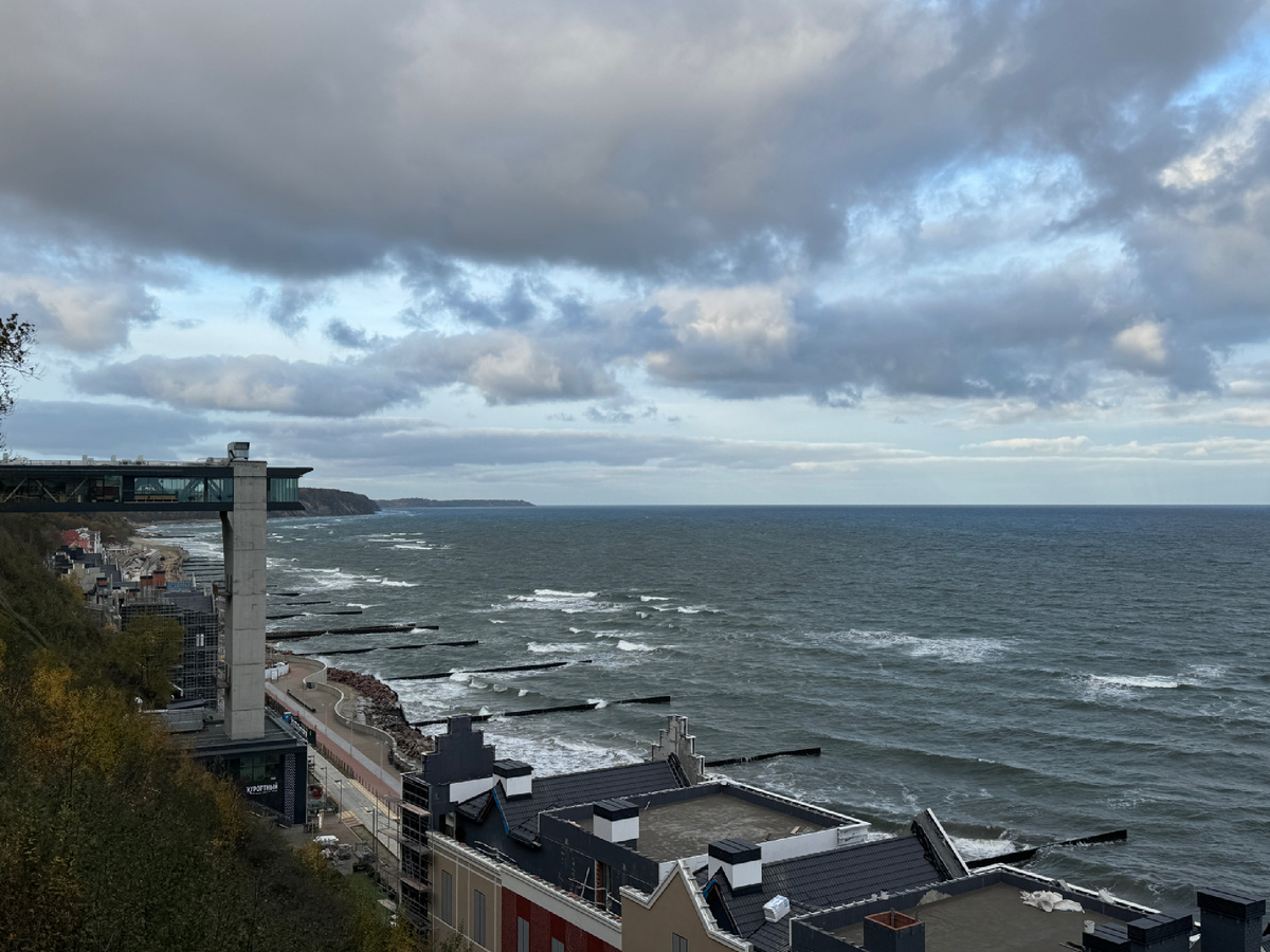 Длинный серый столб это лифт, цена 100₽ за 1 раз за одного взрослого 