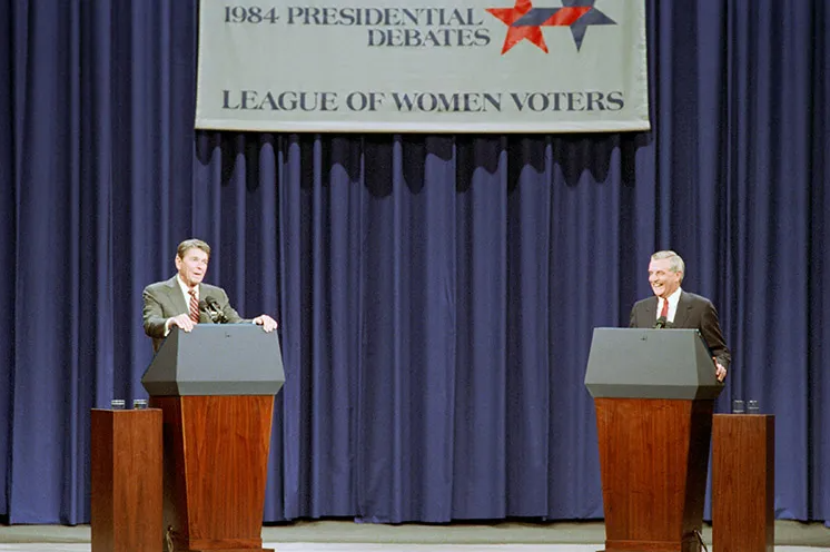 Президент Рональд Рейган и кандидат от Демократической партии Уолтер Мондейл на вторых президентских дебатах в Канзас-Сити, штат Миссури, 21 октября 1984 года. Викисклад // Общественное достояние