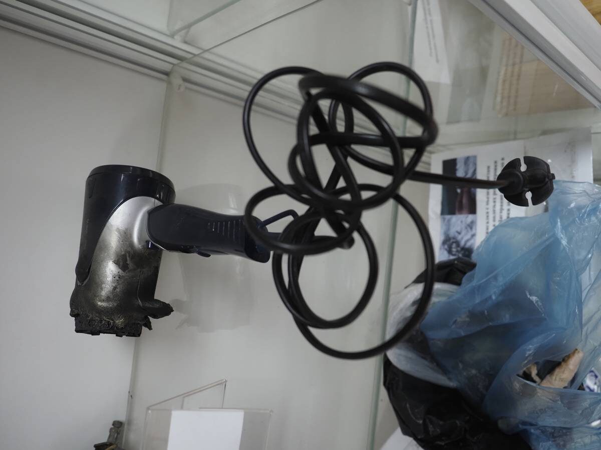    Сгоревший фен из экспозиции музея СЭЦ ФПС, однажды ставший причиной пожара / Фото: Антон Гердо / Вечерняя Москва