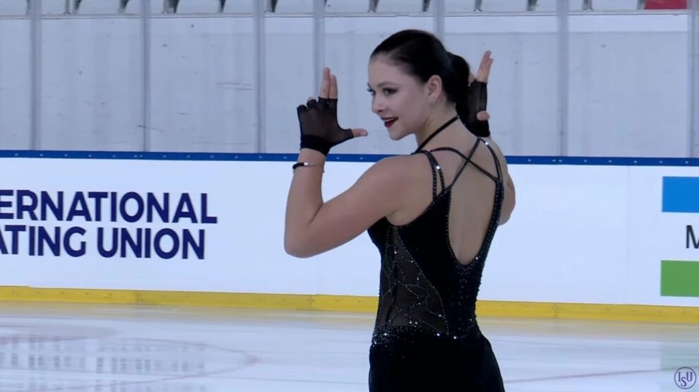  Софья Самоделкина на Гран-При ISU. Фото: стоп-кадр прямой трансляции ISU