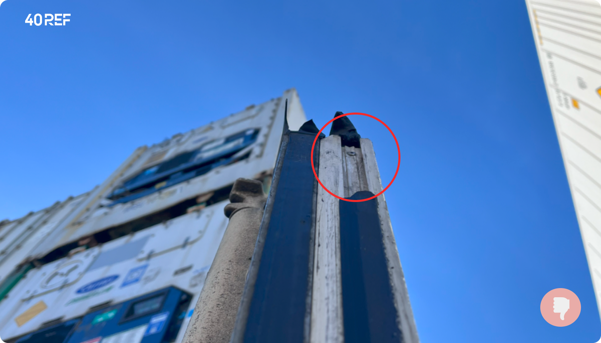 Поврежденная резинка. Выпавший участок уплотнителя дверей