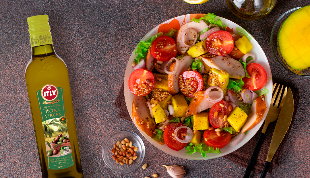 По желанию такой салат можно сделать теплым. Для этого вместо копченой курицы добавляйте обжаренное белое мясо.