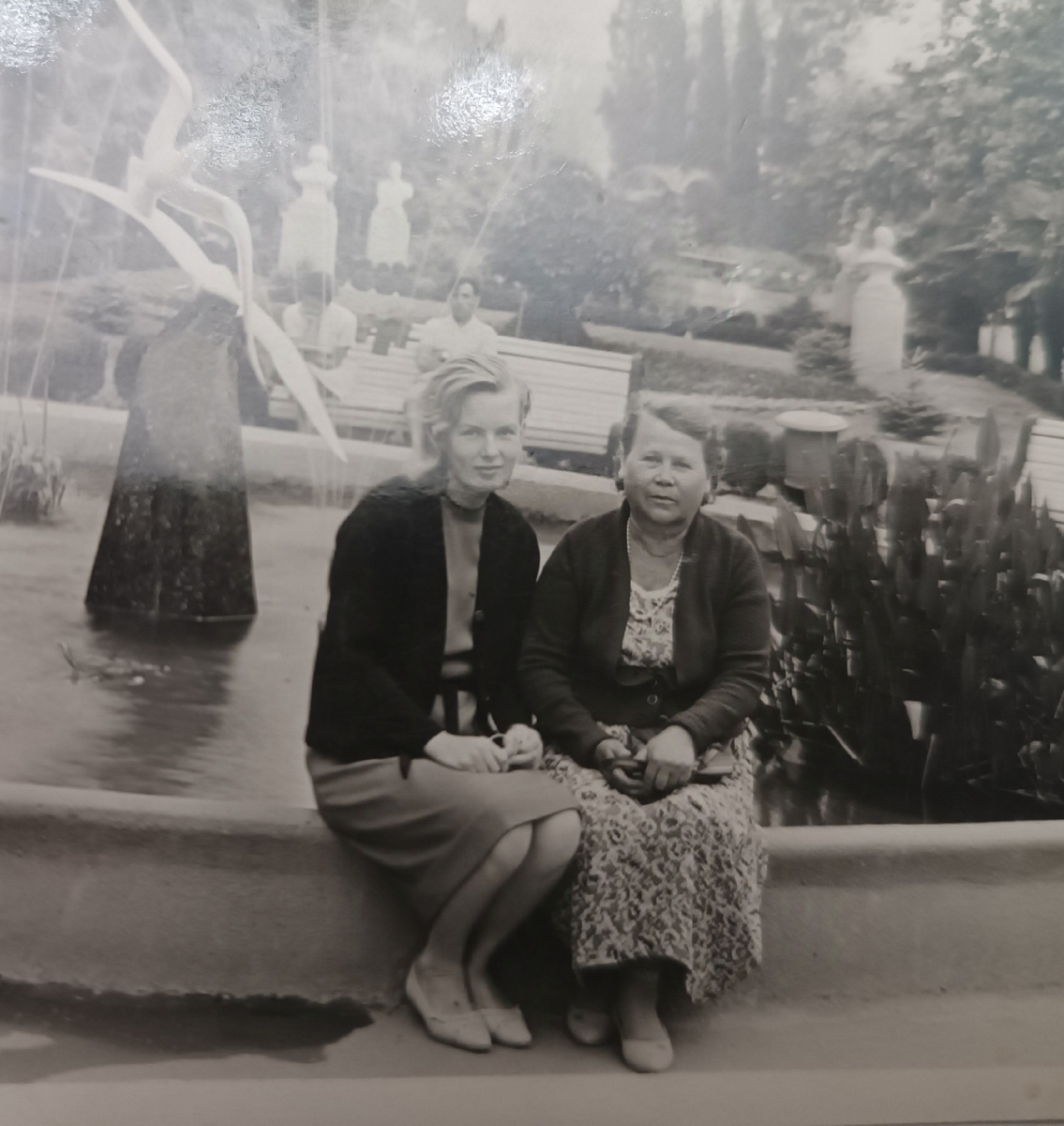 Фото из личного архива. Тетя слева, молодая и красивая